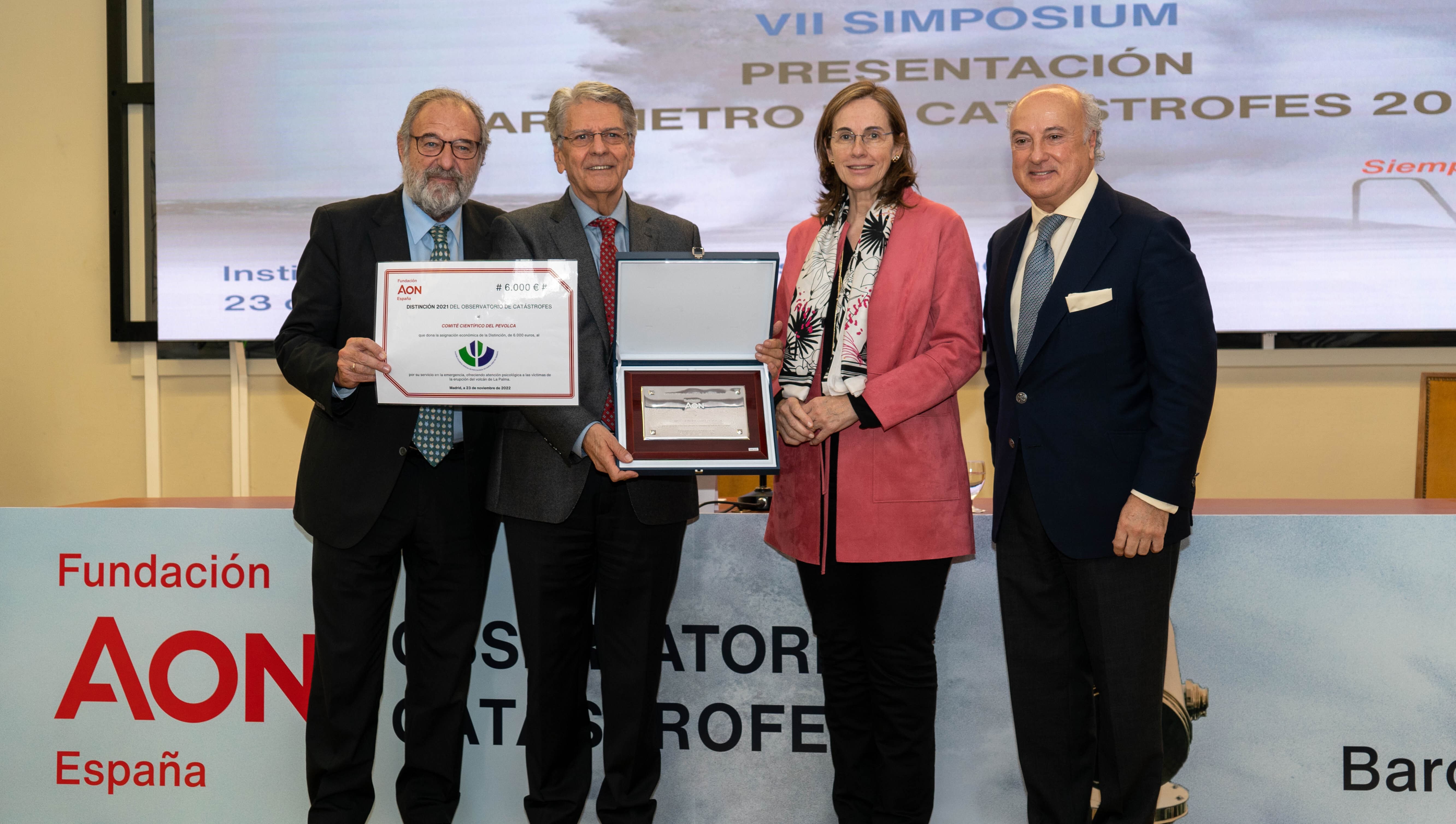 Pedro Tomey, Flavia Rodrguez-Ponga, the Consorcio de Compensacin de Seguros's Director General, and Alejandro Izuzquiza, the Consorcio's Director of Operations, presented the 2021 Prize to the Scientific Committee of PEVOLCA 